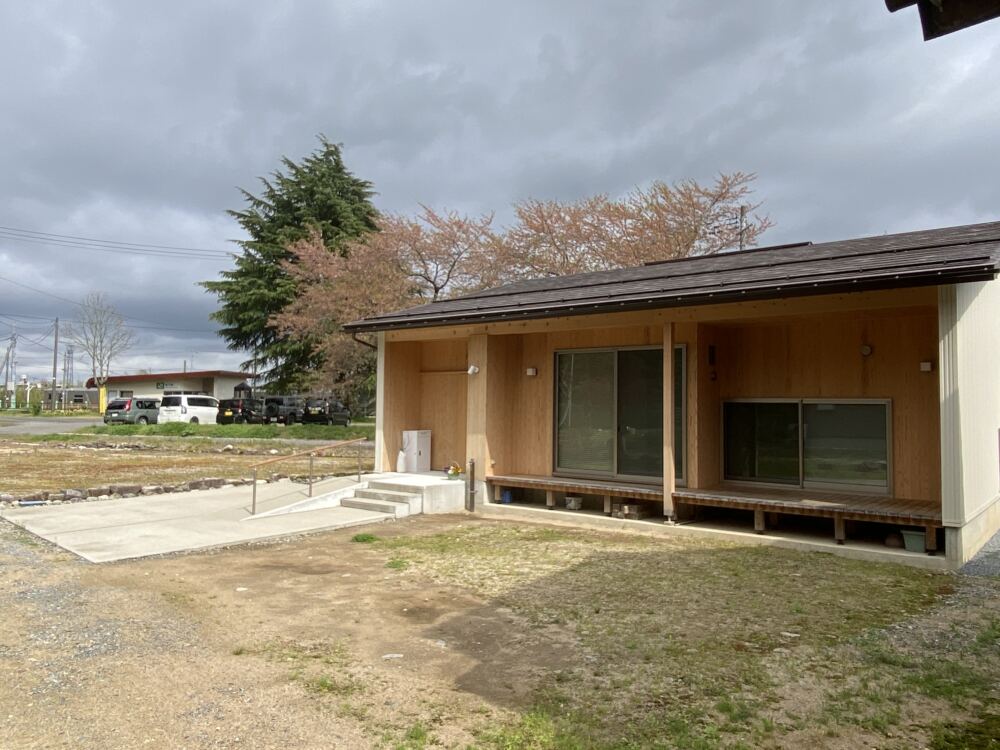 隣地の大木が借景になっています。