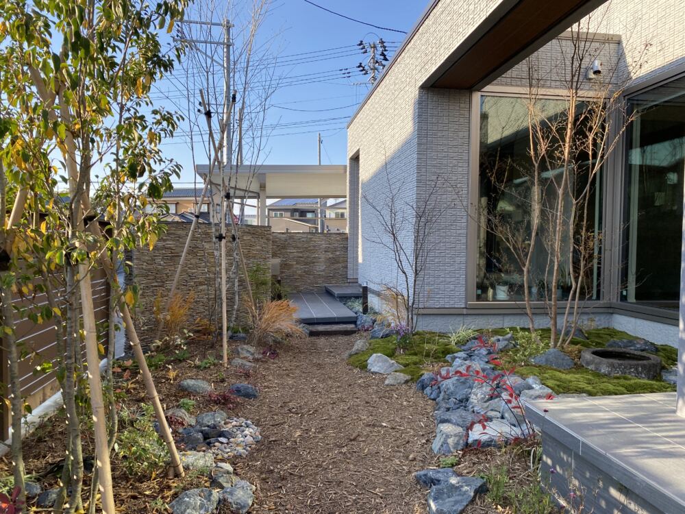 リビングに面したメインガーデン。宿根草が芽吹いてきたり、落葉樹・常緑樹の芽吹きの違い、苔の季節による変化、雨に濡れる石の色。毎日身近に眺める場所だからこそ、1番の学びの場所となります。